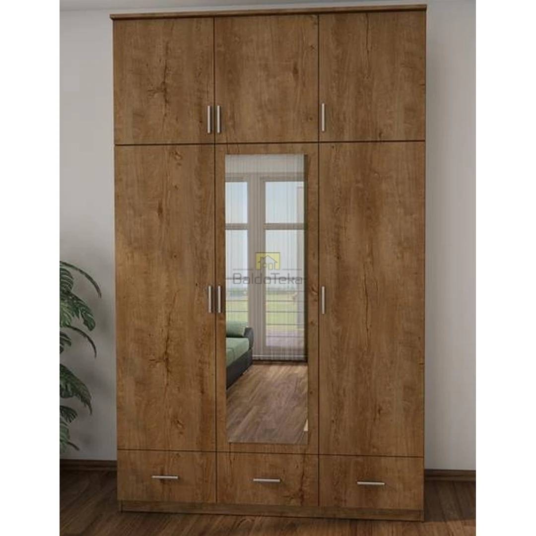 Erdvus ąžuolo lefko spalvos spinta su moderniu dizainu