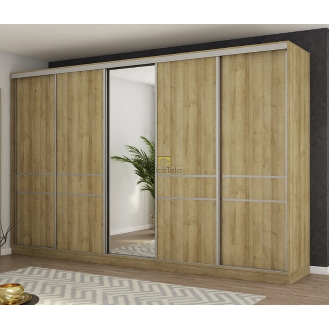 Erdvus ąžuolo spalvos spintas su sidabro rėmeliais