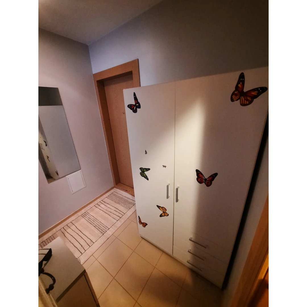 Balta dviejų durų spinta su stalčiais, puiki būklė