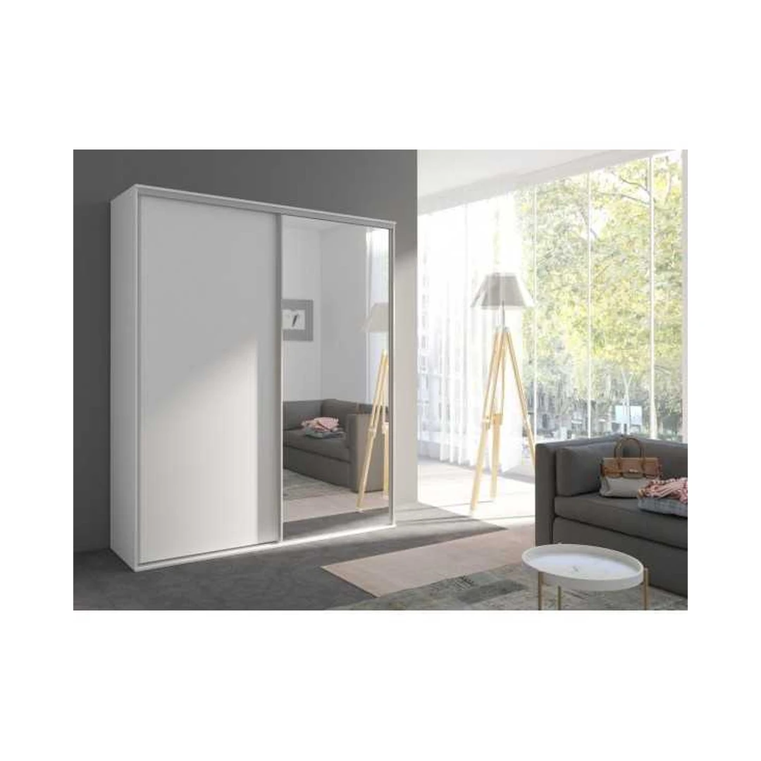 Erdvus spintas su stumdomomis durimis ir LED apšvietimu