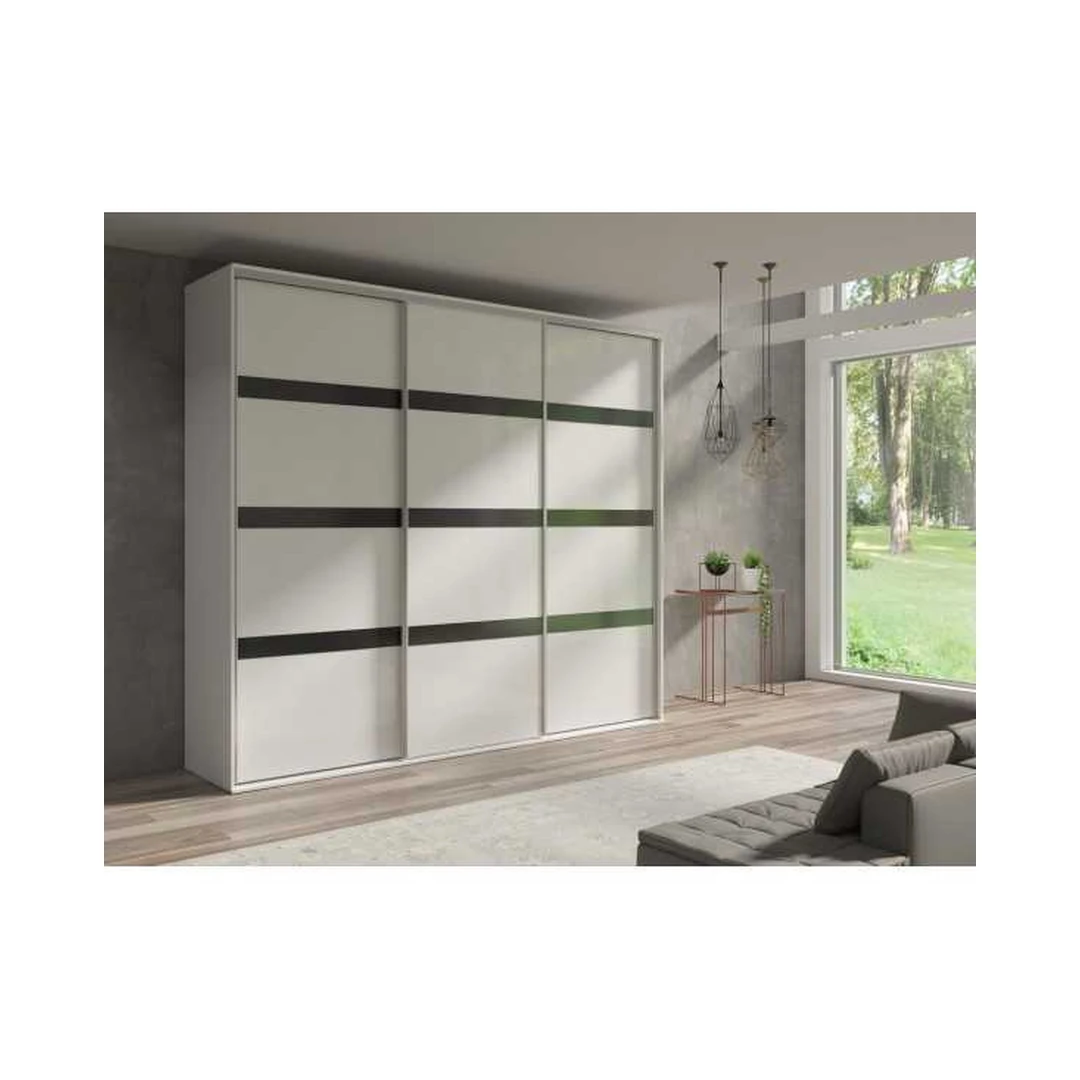 Erdvus spintas su stumdomomis durimis ir LED apšvietimu