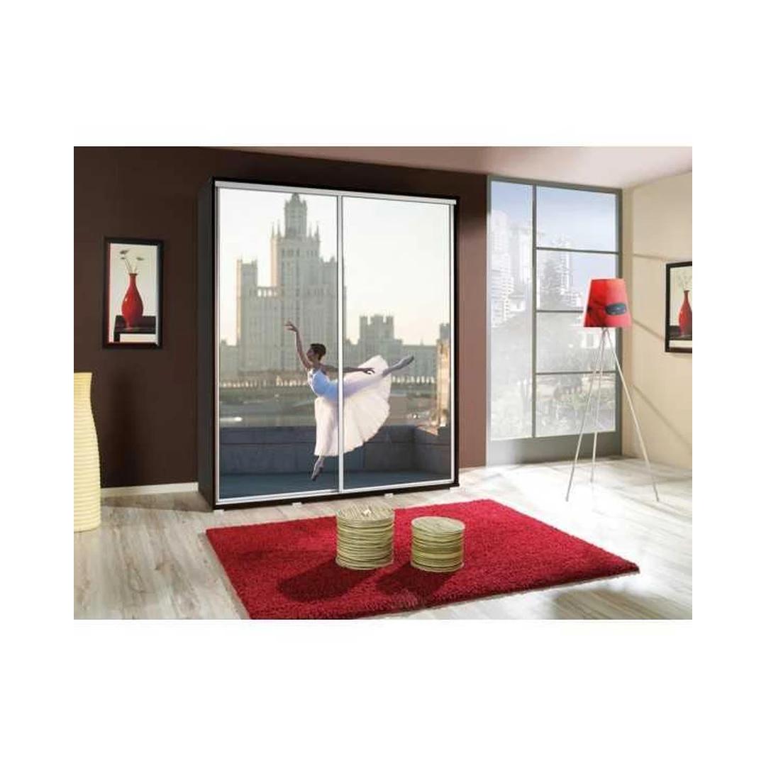 Erdvus šiuolaikiškas spinta su stiklo detalėmis