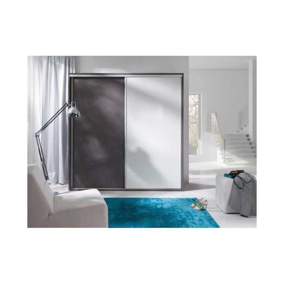 Erdvi šiuolaikinė spinta su blizgiu pilku arba baltu finishu