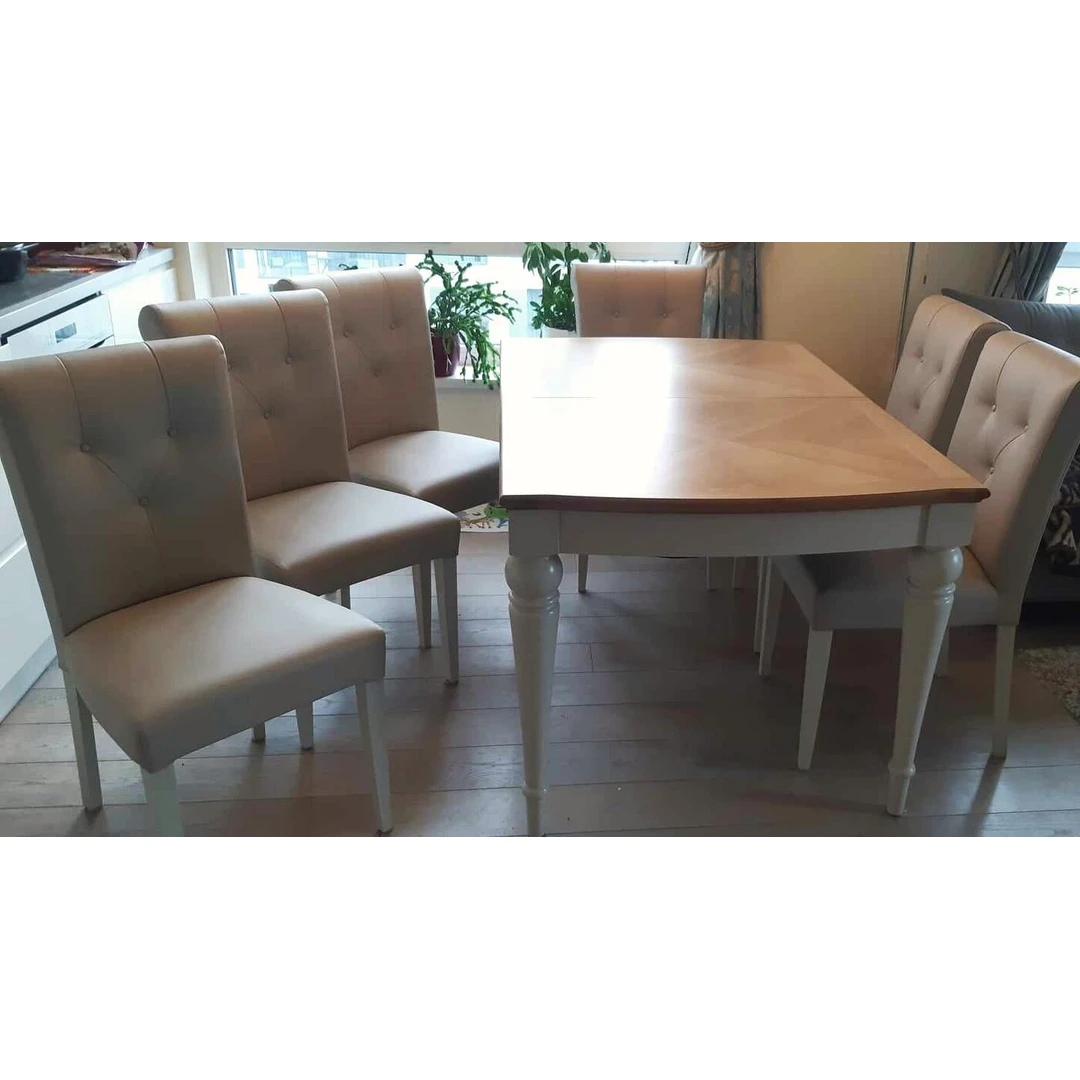 Tvirtas stalas su 6 kėdėmis – puiki būklė, be defektų