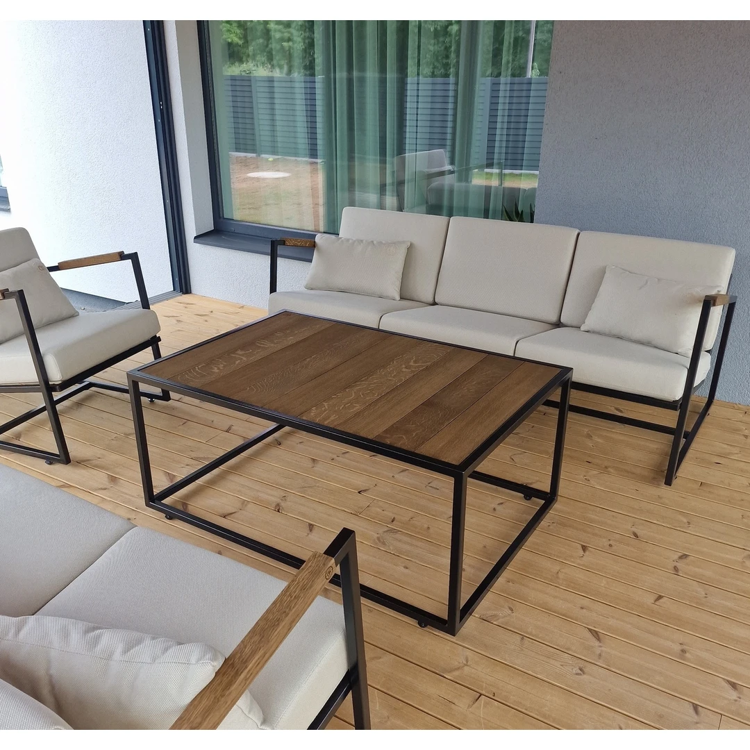 Modernus terasos staliukas su ąžuolinėmis detalėmis ir metaliniu rėmu