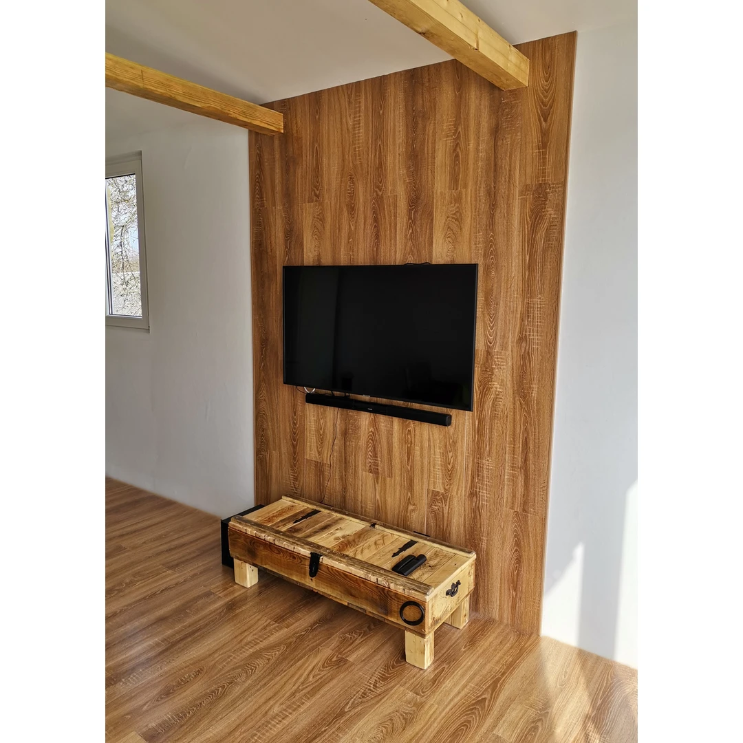 Unikalus medinis baro staliukas – erdvės akcentas