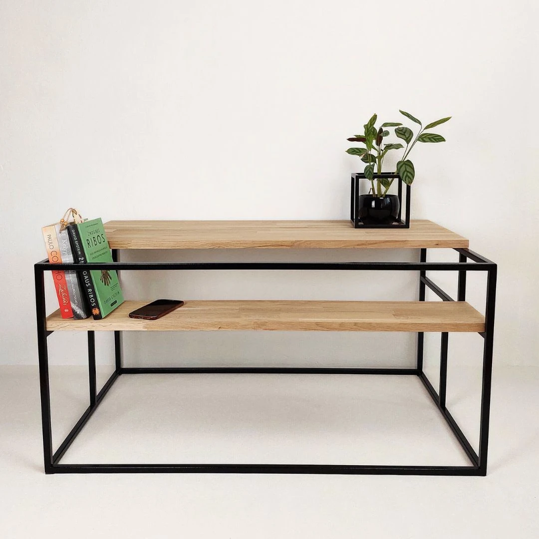 Elegantiškas staliukas su lentynėlėmis – puiki svetainės puošmena