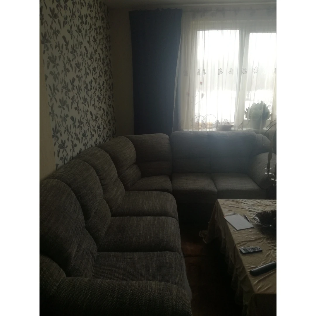 Naudota minkšta sofa – patogi ir stilinga