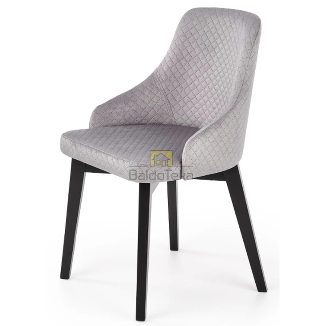 Šviesiai pilkas velvetinis fotelis su natūraliu buku