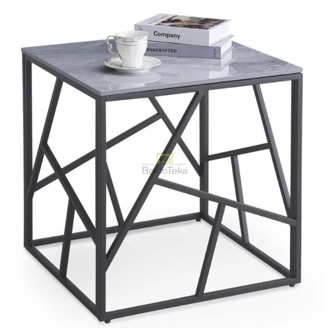 Moderni stalelė su marmuro efektu ir juodu metalu