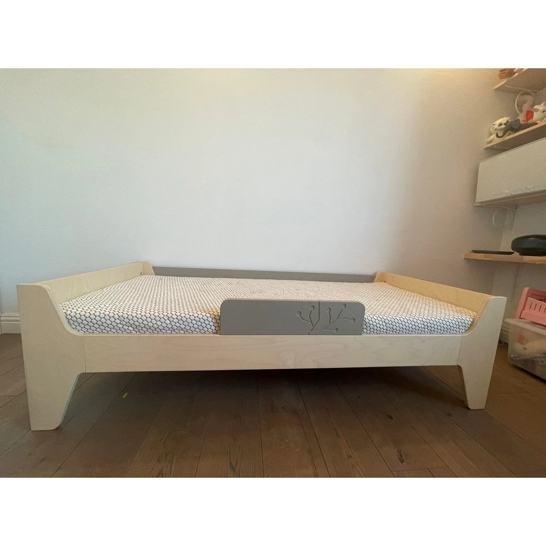 Stilinga vaikiška lovytė su Lonas čiužinuku