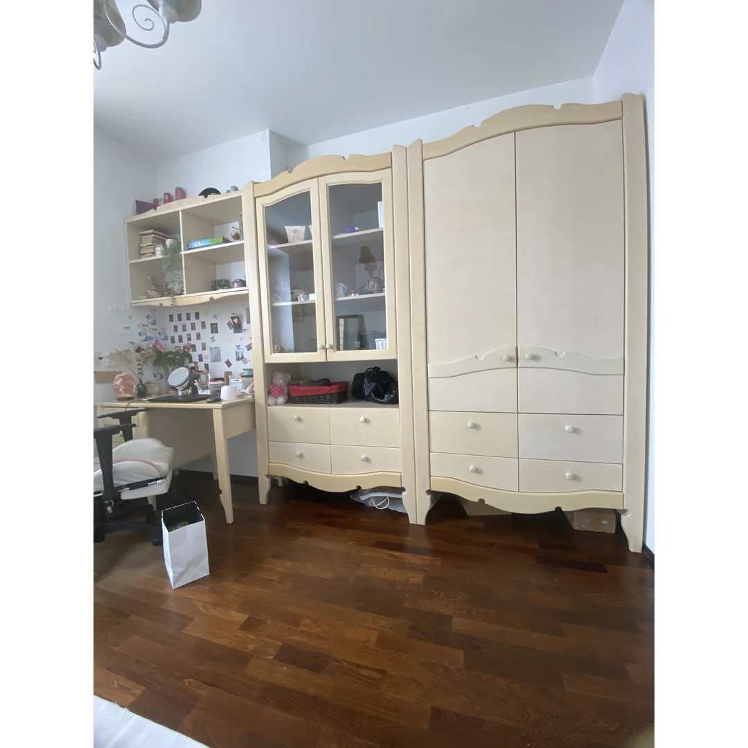 Vaikiškas baldų komplektas su natūralia medžio tekstūra