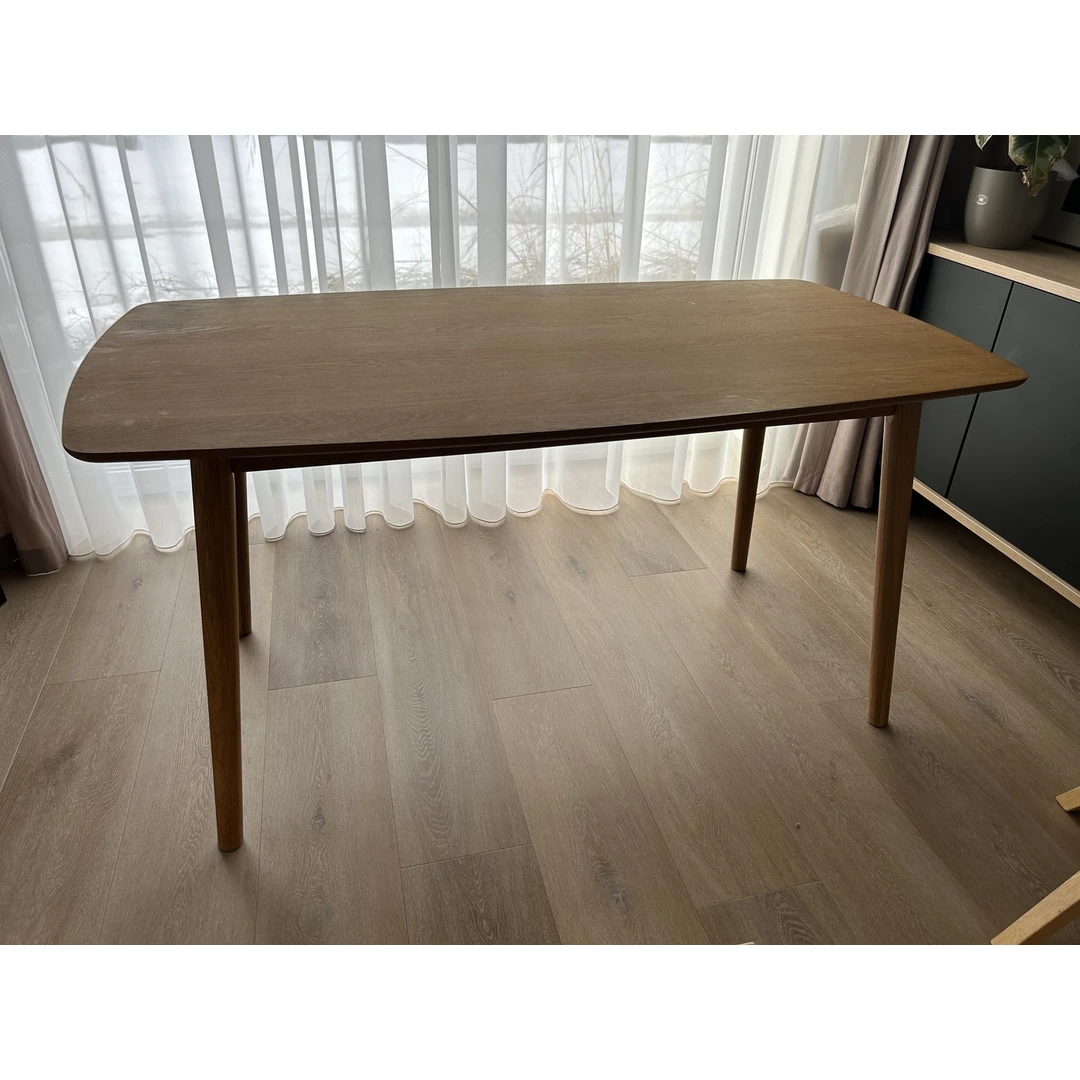 Skandinaviškas valgomasis stalas su 4 kedėmis – patogus ir stilingas