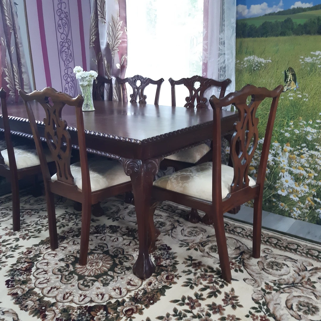 Raudonmedžio masyvo valgomasis stalas su 6 kėdėmis