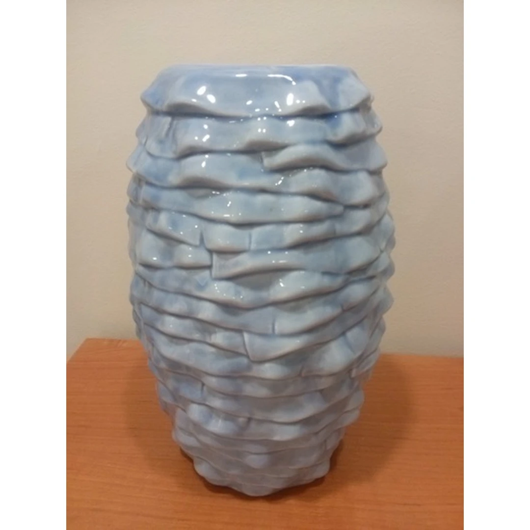 Elegantiškas 24 cm aukščio stalas