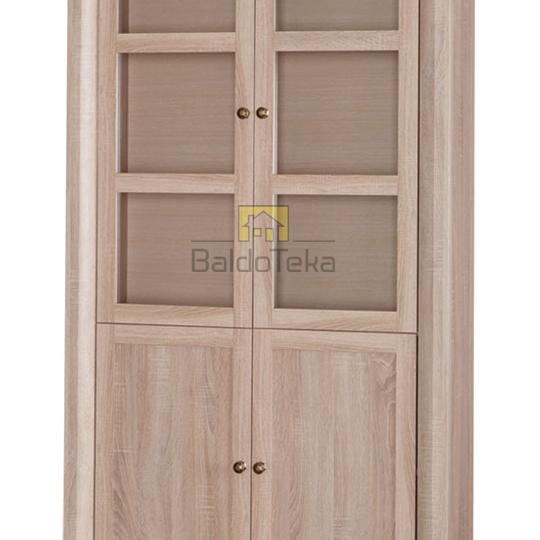 Šviesaus ąžuolo sonoma spalvos spinta su metalinėmis rankenėlėmis