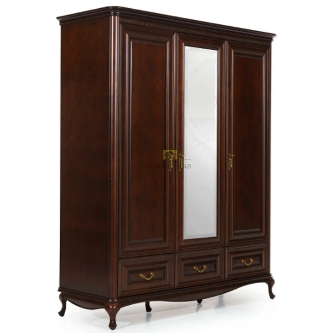 Stilinga spintelė su natūralaus medžio fasadais ir metalinėmis rankenėlėmis