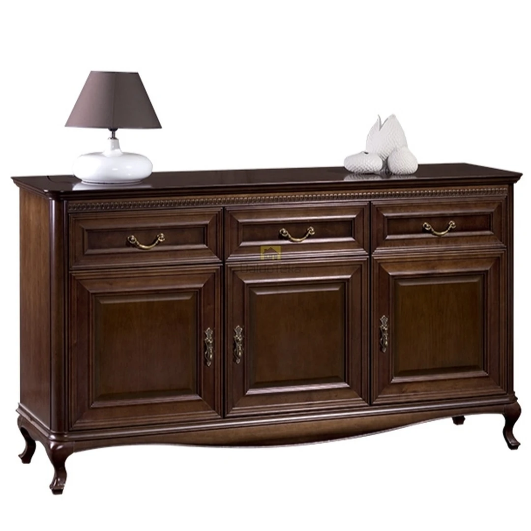 Erdvus spintas su natūralaus medžio fasadais ir metalinėmis rankenėlėmis