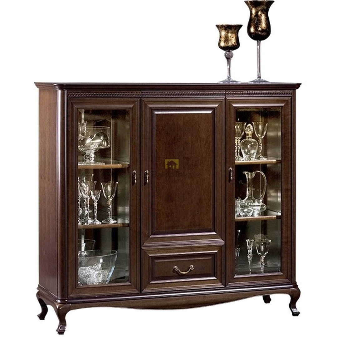 Stilinga spintelė su natūralaus medžio fasadais ir metalinėmis rankenėlėmis