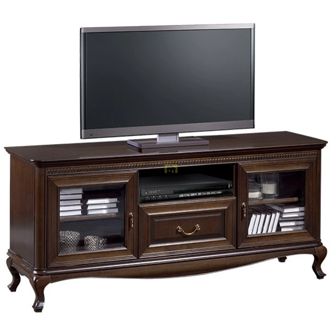 Stilinga spintelė su natūralaus medžio fasadais ir metalinėmis rankenėlėmis