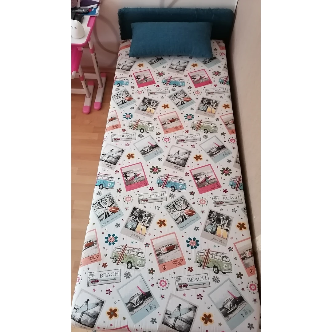 Viengulė lova su čiužiniu ir dėže daiktams