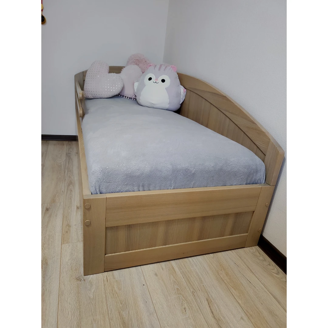 Masyvo uosio viengulė lova su čiužiniu ir patalynės dėžėmis