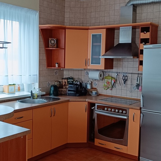Virtuvinės spintelės, baras, baro kėdės, virtuvės buitinė technika išskyrus šaldytuvą. - Virtuvės baldų komplektai
