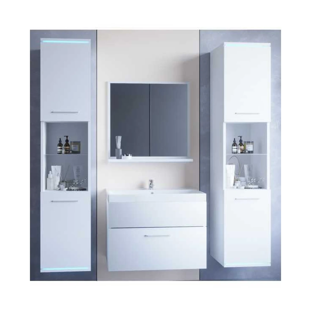 Moderni vonios kambario spinta su apšvietimu