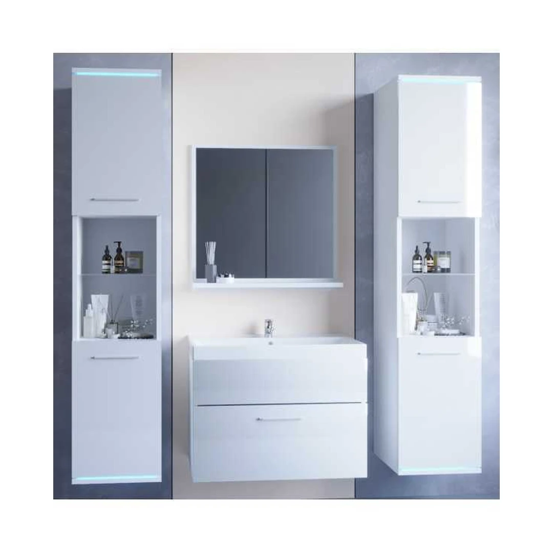 Aukštos spintos ir vonios baldai baltame blizgesyje