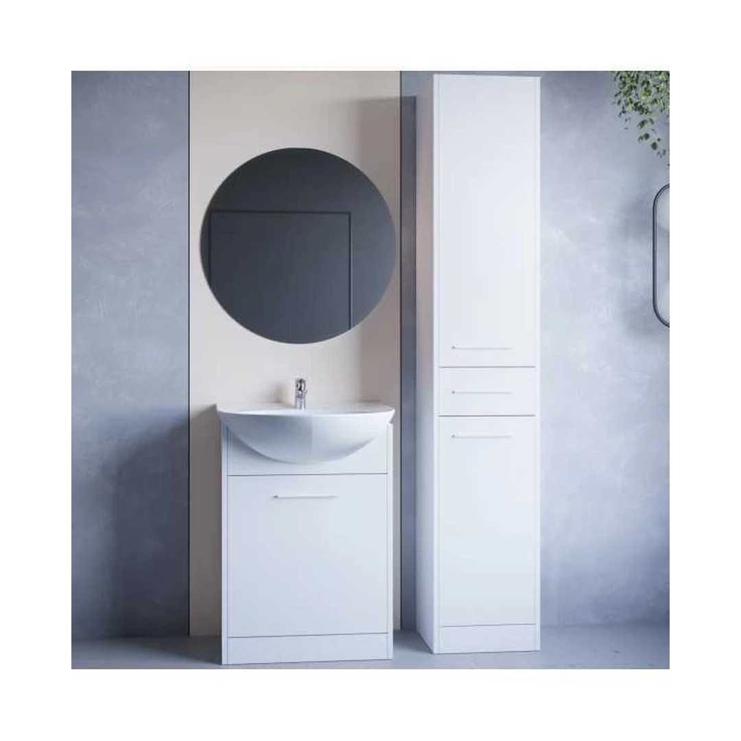 Moderni vonios kambario spinta su veidrodžiu