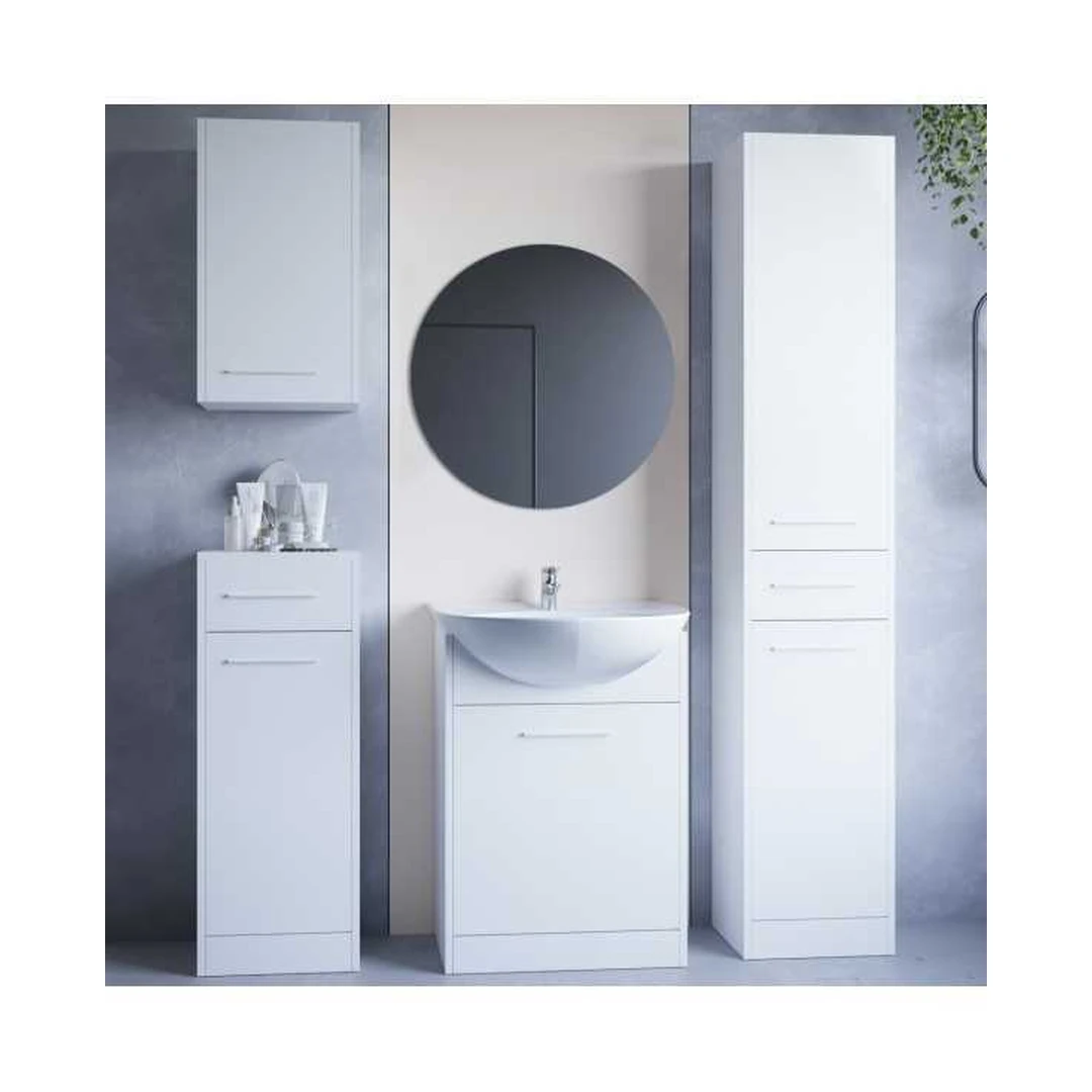 Šiuolaikiški vonios baldai su LED veidrodžiu ir funkcionaliomis spintelėmis