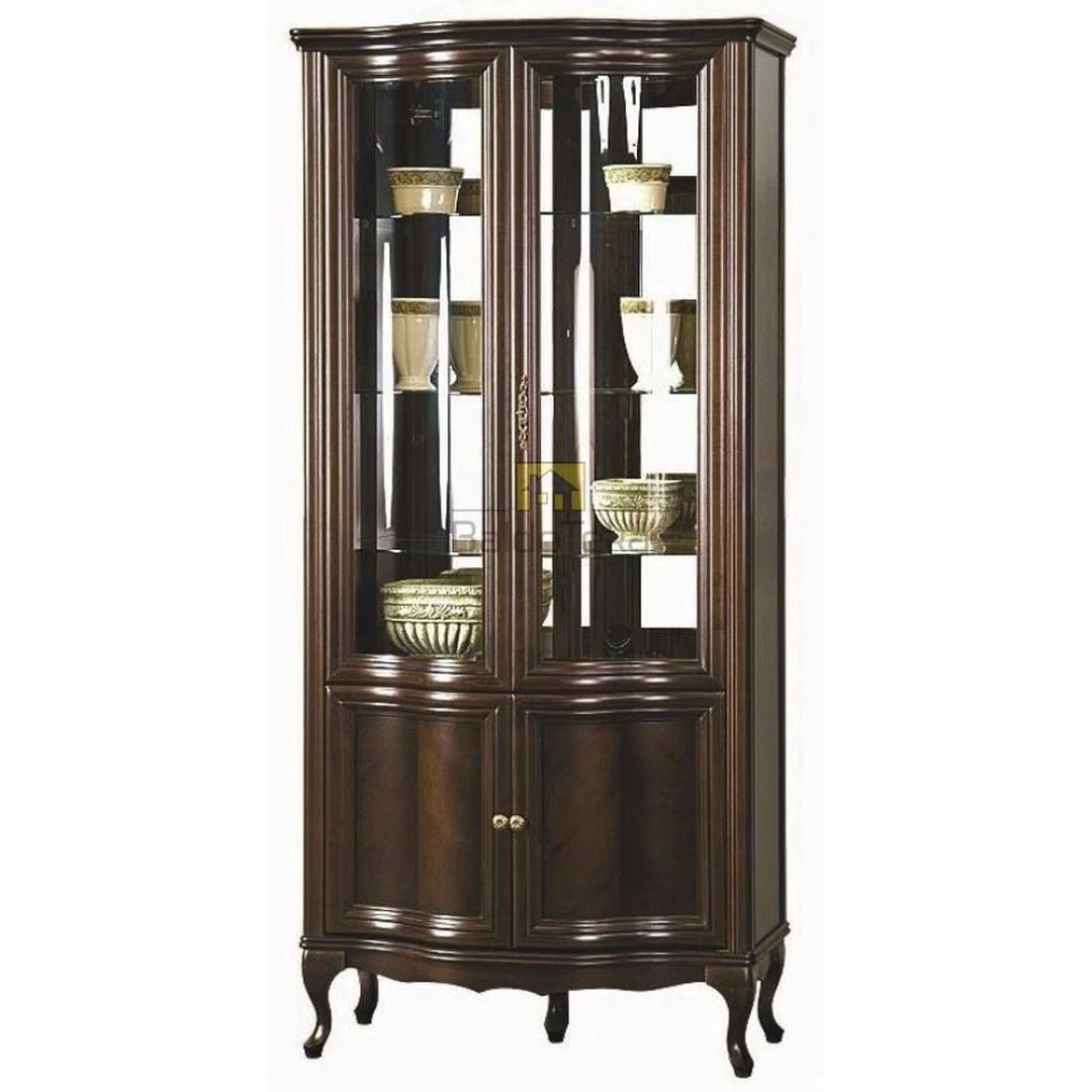 Erdvus spintas su natūralaus medžio apdaila