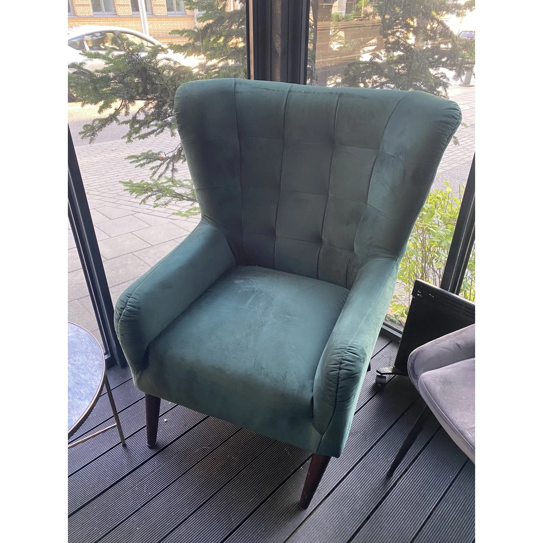 Žalias velvetinis fotelis su medinėmis kojelėmis