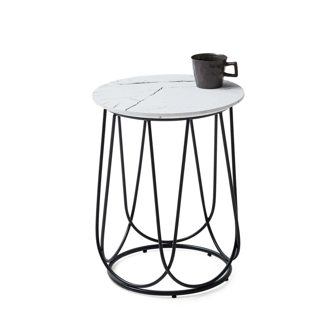 Stylizuotas baltas marmuro stalas su juodu plieniniu pagrindu