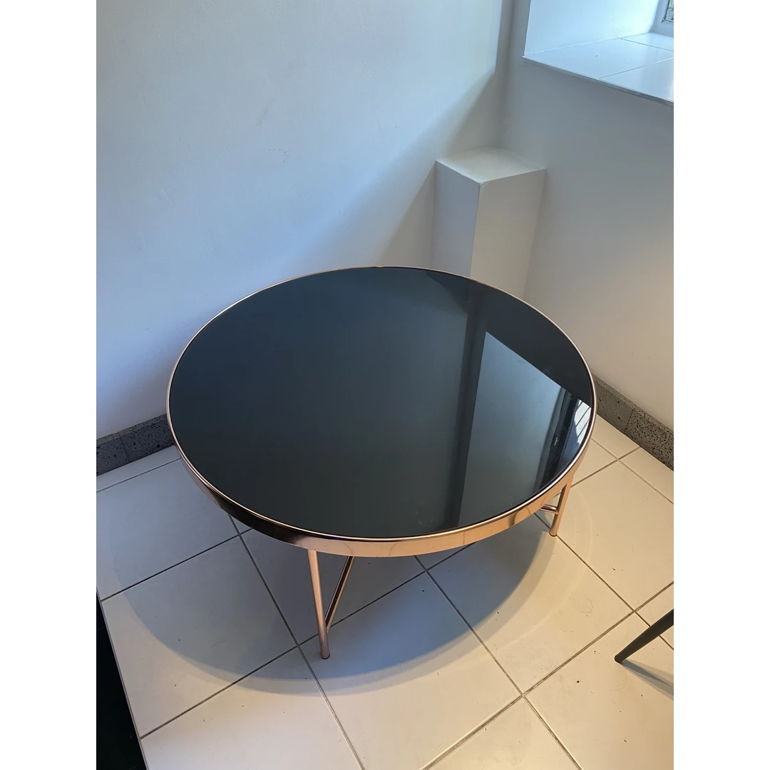 Žurnalinis staliukas rose gold rėmu ir juodu stiklu