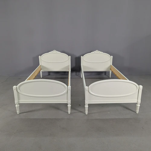 Gustavian stiliaus miegamojo lovos