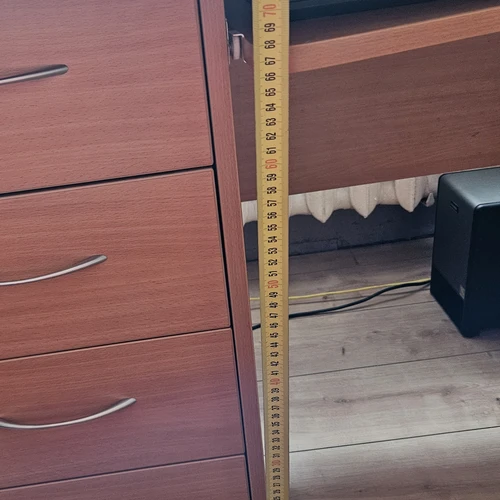 Tvirtas medinis stalas su daug vietos ir kosmetiniais žymėjimais