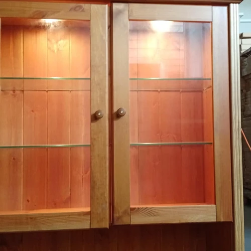 Dizaineriška vitrina FARUM iš natūralaus medžio masyvo