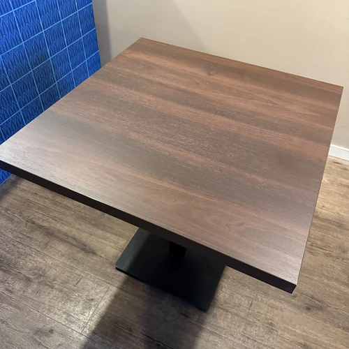 Tvirti stalai su storu melamino stalviršiu