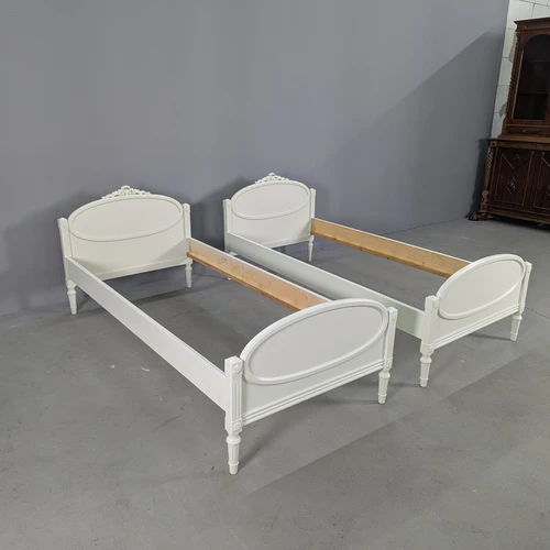 Graži ovalo formos Gustavian stiliaus lova