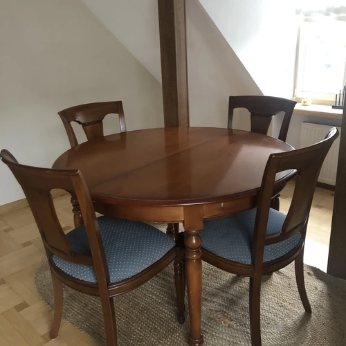 Apvalus valgomojo stalas ir 4 kėdės. Stalas prasiilgina.