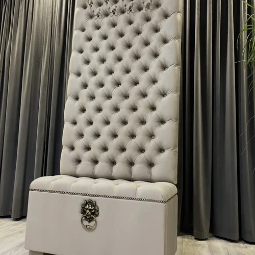 Aksominis veliūras ir žalvaro dekoracijos