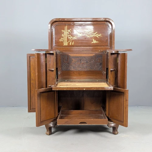 Rytietiškas baras su augalų motyvais