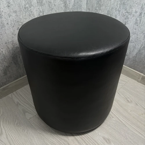 Elegantiškas dermatinis pufas interjero akcentui