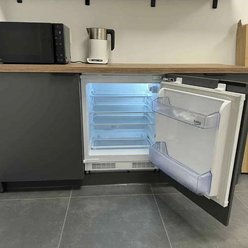 Maža virtuvė su įmontuojamu šaldytuvu