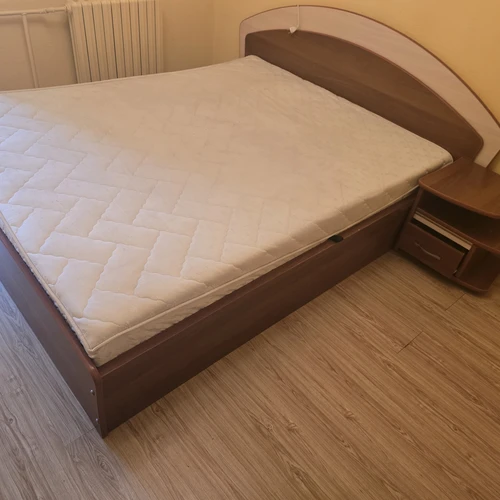 Lova su integruota spintele