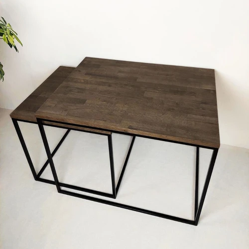 Plieninis rėmas ir natūralus ąžuolas – stilingas svetainės akcentas