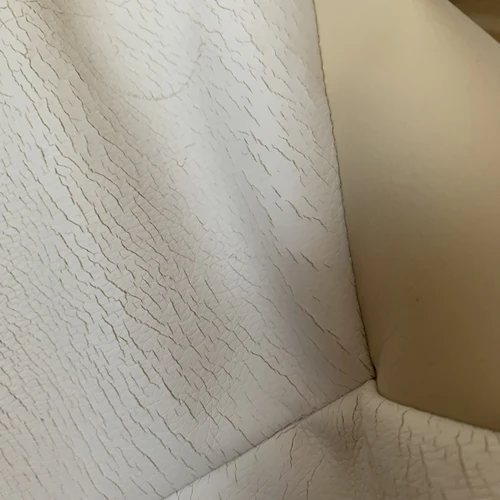 Stilinga baliono kėdė su pasteline spalva ir dirbtinės odos detalėmis