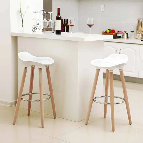 Modernios baro kėdės baltais apvalkalais ir natūraliu dizainu