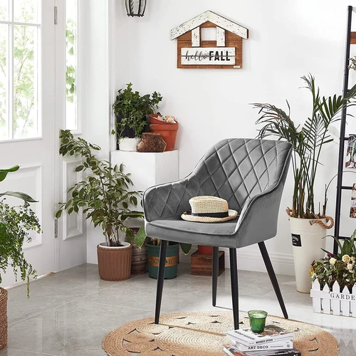 Šviesiai pilkos kėdės su metalinėmis kojelėmis ir aksominiu užvalkalu